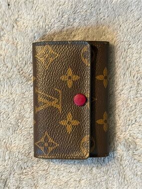 Authentic  Lv Monogram 6 ring key holder with fuschia snap and interior